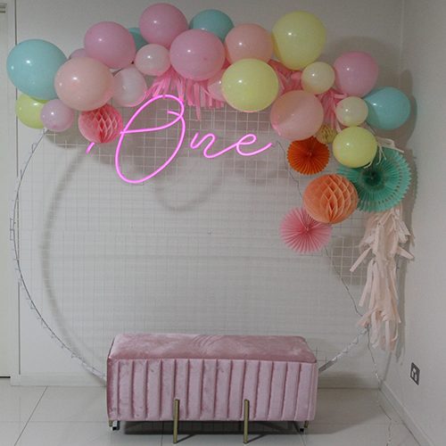 Round wire mesh backdrop set up for a party